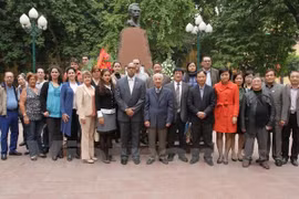 Les délégués participent à la célébration du 162e anniversaire de la naissance du héros cubain José Marti, le 28 janvier à Hanoi. Photo: Thanh Quynh/VNA