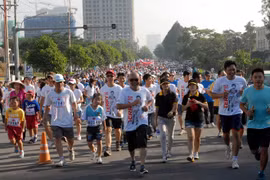Un grand nombre de personnes a participé à la course Terry Fox en 2013. Photo : VNA