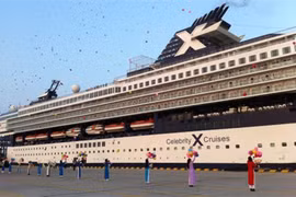 Le Celebrity Cruise jette l'ancre au port de Tân Cang - Cái Mép, dans la province de Bà Ria - Vung Tàu (Sud). 