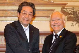 Le président du Comité populaire de Ho Chi Minh-Ville, Le Hoang Quan (droite) et le maire-adjoint de la ville japonaise d'Osaka,Seigo Tanaka. (Source : VNA) 
