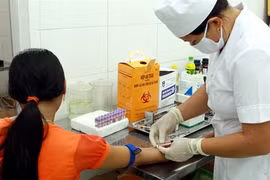 Soins d'une patiente infectée par le VIH. Photo : Duong Ngoc/VNA