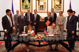 Cérémonie de signature d’un accord sur l’assistance au Cambodge pour mettre en oeuvre des programmes du développement socio-économique dans ce pays.
