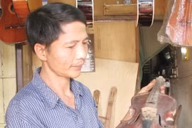 Truong Huu Hoà est toujours fier des instruments de musique fabriqués par l'atelier de sa famille. Photo : Net/CVN