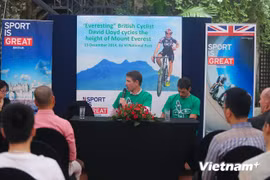 Conférence de presse sur les ascensions en vélo de Ba Vi de David Lloyd, le 6 novembre à Hanoi. (Source : VNA)