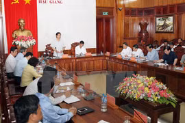 Le PM Nguyen Tan Dung a eu une séance de travail jeudi après-midi avec les autorités locales de Hau Giang sur la situation socio-économique. (Source : VNA)