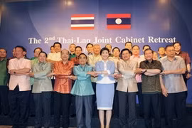 Le Premier ministre thaïlandais, Mme Yingluck Shinawatra et son homologue laotien hongsing Thammavong. (Source: VNA)