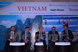 L'ambassadeur du Vietnam en Inde Ton Sinh Thanh (au milieu) répond aux questions des participants lorsu du gala de promotion du tourisme en Inde. 