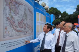 Exposition de cartes anciennes et d'affiches à Ho Chi Minh-Ville. Photo : VNA