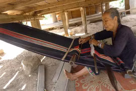 Les femmes Ede de Song Hinh sont d’excellentes tisseuses de brocatelles. (Photo : Net)