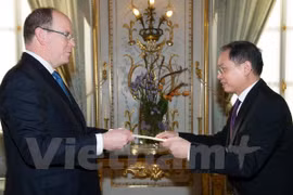 L'ambassadeur du Vietnam Nguyen Ngoc Son (droite) a présenté le 30 mars ses lettres de créance au Prince Albert II de Monaco dans la ville de Monte Carlo. (Source : VNA)