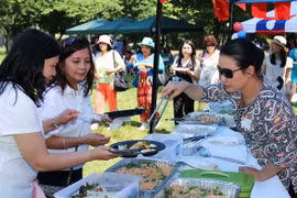 A la journée de la famille de l'ASEAN, les pays membres ont présenté leur gastronomie typique. (Source : VNA)