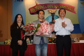 Tran Huu Nam, lauréat du Concours national de caricature de presse. (Source: Internet). 