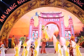 Programme artistique en l'honneur de la fête du Temple des rois Hung 2015