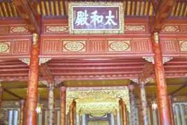 Des poèmes dorés dans la salle principale du palais de Thái Hoà, à Huê (Centre). Source: VNA 