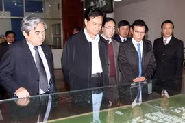 Le PM Nguyen Tan Dung examine la planification globale de la zone high-tech de Hoa Lac. (Photo: Duc Tam/AVI)