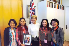 la ministre australienne des Affaires étrangères Julie Bishop et la délégation de l'Union des femmes du Vietnam. Source: VNA