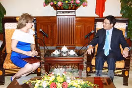 Le vice-Premier ministre et ministre des Affaires étrangères Pham Binh Minh (droite) a reçu lundi à Hanoi l'ambassadeur d'Arménie au Vietnam, Mme Raisa Vardanya. (Source : VNA)