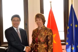 Le vice-PM et ministre des Affaires étrangères Pham Binh Minh et la vice-présidente de la CE et haute représentante de l'UE pour les affaires étrangères et la politique de sécurité, Catherine Ashton (Source: VNA)