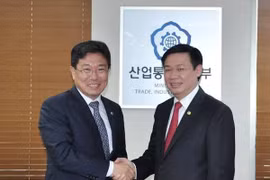Le président de la Commission économique du CC du PCV Vuong Dinh Hue (droite) et le ministre de l'Industrie, de l'Economie et du Commerce extérieur Yoon Sang-jick (gauche). Photo : VNA