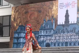 Un modèle du styliste Lan Huong sera présenté en France. (Source : VNA)