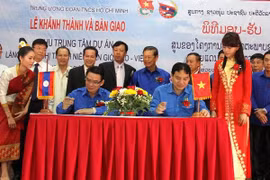 Une cérémonie officielle de remise de la clé marquant l'inauguration du Village d'amitié des jeunes de la frontière Laos-Vietnam (Source: VNA)