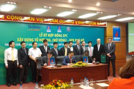 Cérémonie de signature du contrat de conception, de fourniture et d'installation de l'équipement du complexe de fabrication d'ammoniac. 