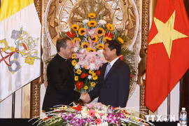 Le vice-ministre vietnamien des AE, Bui Thanh Son et son homologue du Vatican, Mgr Antoine Camilleri. Photo/VNA