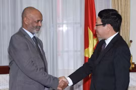 Le vice-Premier ministre Pham Binh Minh reçu le secrétaire d'Etat aux Affaires étrangères du Soudan, M. Kamal-Eddin Ismail Saeed. Photo : VNA