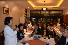 Mme Truong My Hoa, présidente du Club "Pour Hoang Sa - Truong Sa bien-aimé", lors d'une rencontre des Vietnamiens résidant en Australie et des amis internationaux tenue mardi soir à Sydney. 