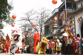 Une procession du trône du temple des rois Trân. Photo : VNA 