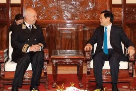 Le Président Truong Tân Sang (à droite) s'entretient avec le nouvel ambassadeur russe, Vnukov Konstantin Vasilievich, qui est venu lui présenter les lettres de créance. Photo: VNA. 