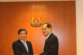 Le ministre du Plan et de l’Investissement, Bui Quang Vinh et son homologue singapourien du Commerce et de l’Industrie, Lim Hng Kiang. Photo : VNA
