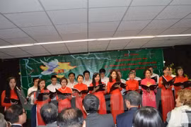 Une représentation artistique originale a été donnée. L’Ensemble "Que huong" ainsi que des chanteurs vietnamiens en France ont interprété plusieurs chansons exaltant les qualités et les sacrifices du Président Ho Chi Minh pour le pays. Photo : Bich Ha/VNA