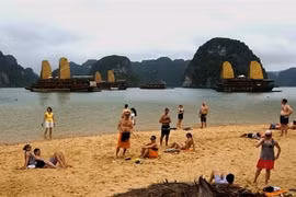 La plage Titop dans la baie d'Ha Long. Photo : VNA 