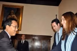 L’ambassadeur Nguyen Hoang Long est reçu par les capitaines-régents - chefs d’Etat du Saint-Marin, M. Teodoro Lonfernini et Mme Denise Bronzetti (Photo: P.Thanh/Vietnam+)