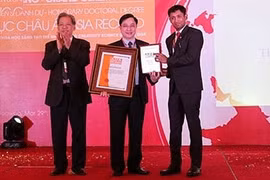 Phùng Tuân Giang (centre) reçoit le certificat de l’Organisation des records de l'Asie. Photo: VOV/CVN