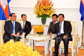 Le Premier ministre cambodgien Hun Sen reçoit M. Le Hong Anh, membre du Bureau politique et permanent du Secrétariat du Comité central (CC) du Parti communiste du Vietnam (PCV).