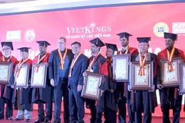 Les détenteurs de records vietnamiens se sont vu décernés des doctorats honoris causa. Photo : VNA