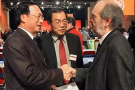 Le chef de la délégation du Parti communiste du Vietnam Nguyên Van Thanh (gauche) et le représentant du Parti communiste français. (Photo: AVI)
