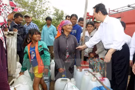 Le Premier ministre (PM) Nguyên Tân Dung s’est rendu le 13 avril dans les districts de Bác Ái et de Ninh Hai, province centrale de Ninh Thuân, pour inspecter le dispositif de lutte contre la sécheresse. (Source : VNA)
