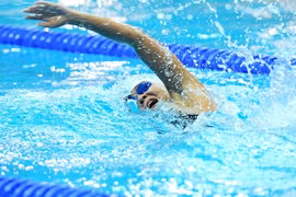 La jeune et talentueuse nageuse vietnamienne Nguyên Thi Anh Viên a remporté 15 médailles d'or lors des VIIes Jeux sportifs nationaux à Nam Dinh (Nord). Photo : Minh Duc/VNA/CVN 