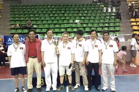 L'équipe des cadres de l'ambassade du Vietnam au Caire, champion du tournoi d’amitié de ping-pong de l’ASEAN. Photo: Hoang Chien/AVI
