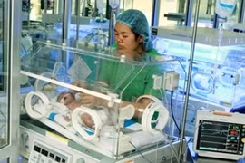 Les soins du nouveau-né à l'hôpital central de gynécologie-obstétrique. (Photo: Duong Ngoc/AVI)