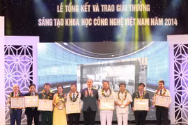 Cérémonie de remise du prix Créativité scientifique et technologique du Vietnam de 2014. (Source : VNA)