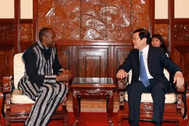 Le président Truong Tan Sang et l'ambassadeur du Burkina Faso (Source: VNA)