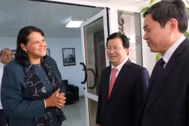 Le vice-président du Conseil d'Etat et secrétaire du Comité du Parti de la ville de La Havane, Mme Lazara Mercedes Lopez et le ministre vietnamien de la Construction, M. Trinh Dinh Dung (Source: VNA)
