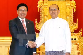 Le président du Myanmar U Thein Sein (droite) reçoit le vice-Premier ministre et ministre vietnamien des Affaires étrangères, Pham Binh Minh. (Source : VNA)