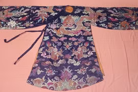 Un costume de mandarin de la dynastie des Nguyên. 