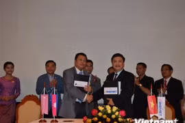 Le directeur de la VFT Nguyen Nam Lien (droite) et le président du conseil d’administration de la CAA Tekreth Samrach (gauche). Photo : VNA