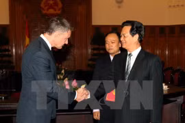 Le PM Nguyen Tan Dung (droite) et Jeremy Douglas, chef de l’ONUDC dans la région. (Source : VNA)